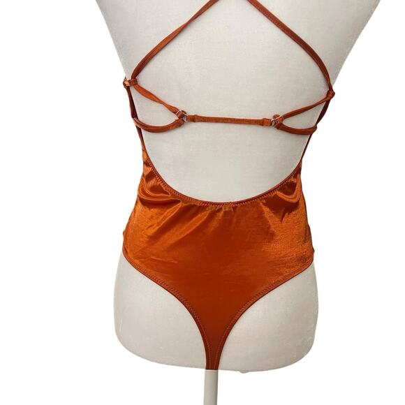 NWT Out From Under Womens Medium Bodysuit Thong Open Back Top Underwire Cups - Picture 10 of 11